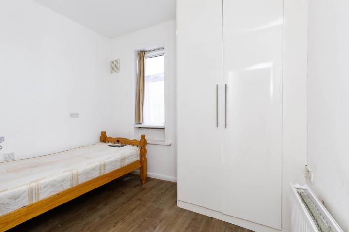 Spacious Apartment Walm lane, Willesden Green